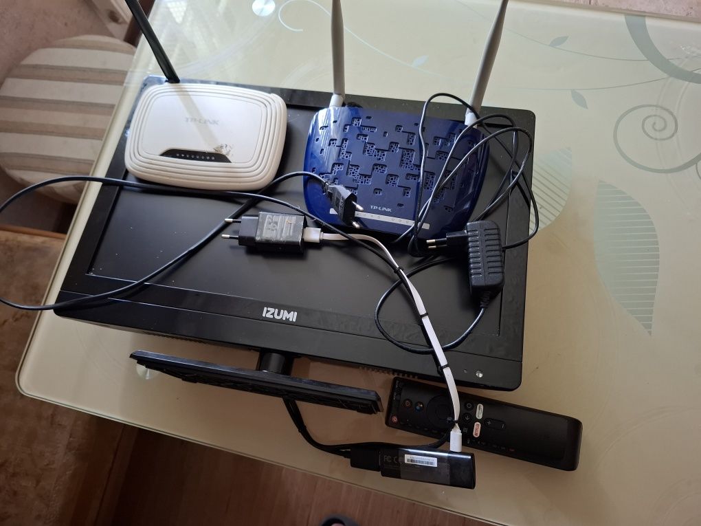 ТВ 19" з кронштейном,з андроїд тв xiaomi mi stick і два wi-fi роутера