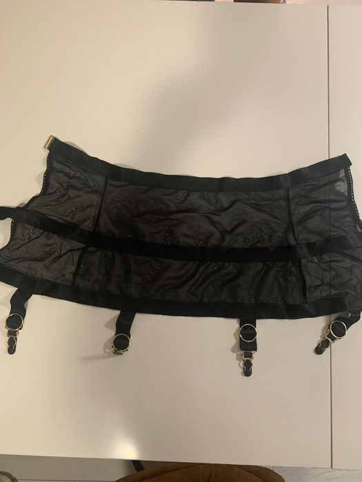 Elegancki pasek do pończoch