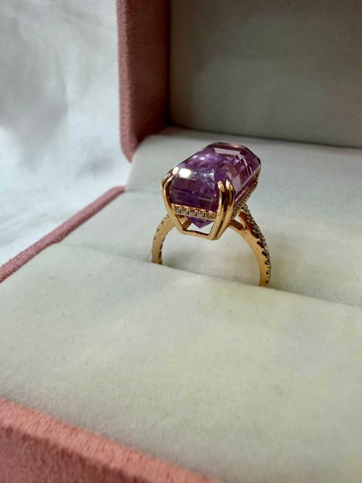 Pierścionek kunzyt 17.26 CT i diamentami naturalnymi 0.43 CT IGI