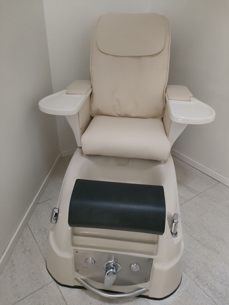 Fotel do pedicure DELUX z wbudowaną wanienką z hydromasażem.