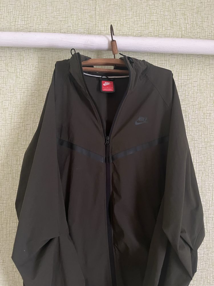 Продам ветровка nike tech fleece
