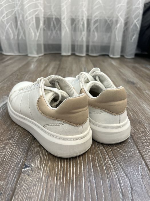 Білі дитячі кросівки