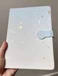 Caderno ou diário azul e dourado do signo caranguejo
