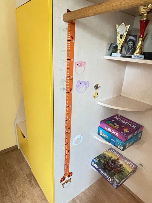 Ліжко-горище з шафою, місцем для столу і висувними ящиками у сходах