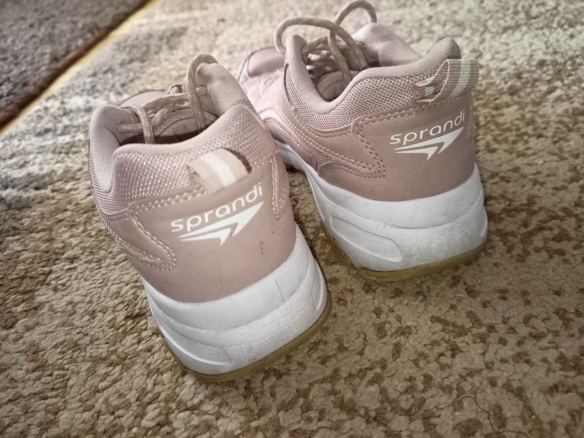 Buty sportowe, różowo - białe na podwyższeniu, dziewczęce