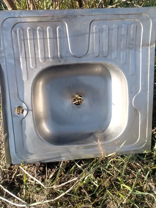 Продам мойки нер жавенчные 2-е шт одна размер 78* 50 другая 50*64 перв