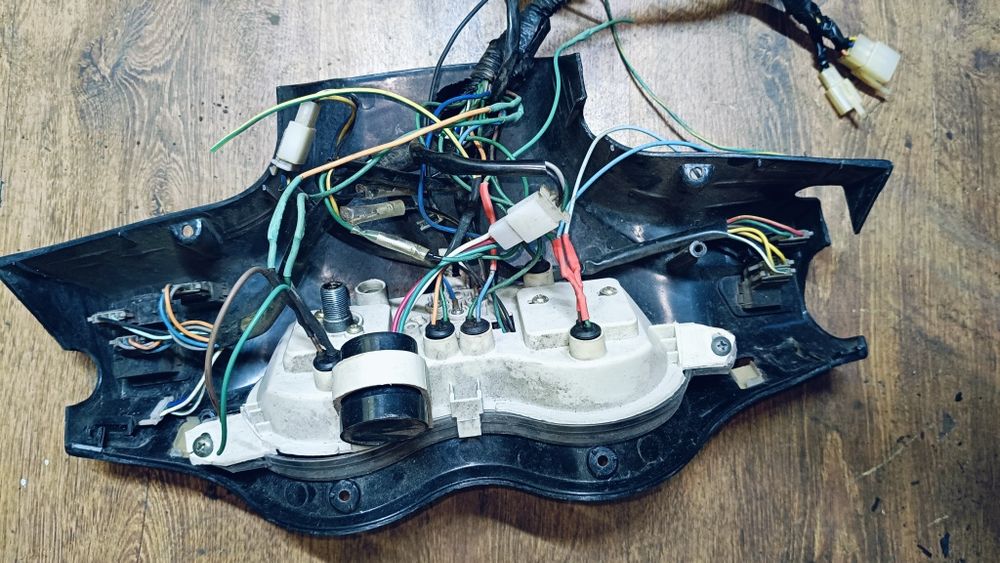 Obudowa zegary okablowanie