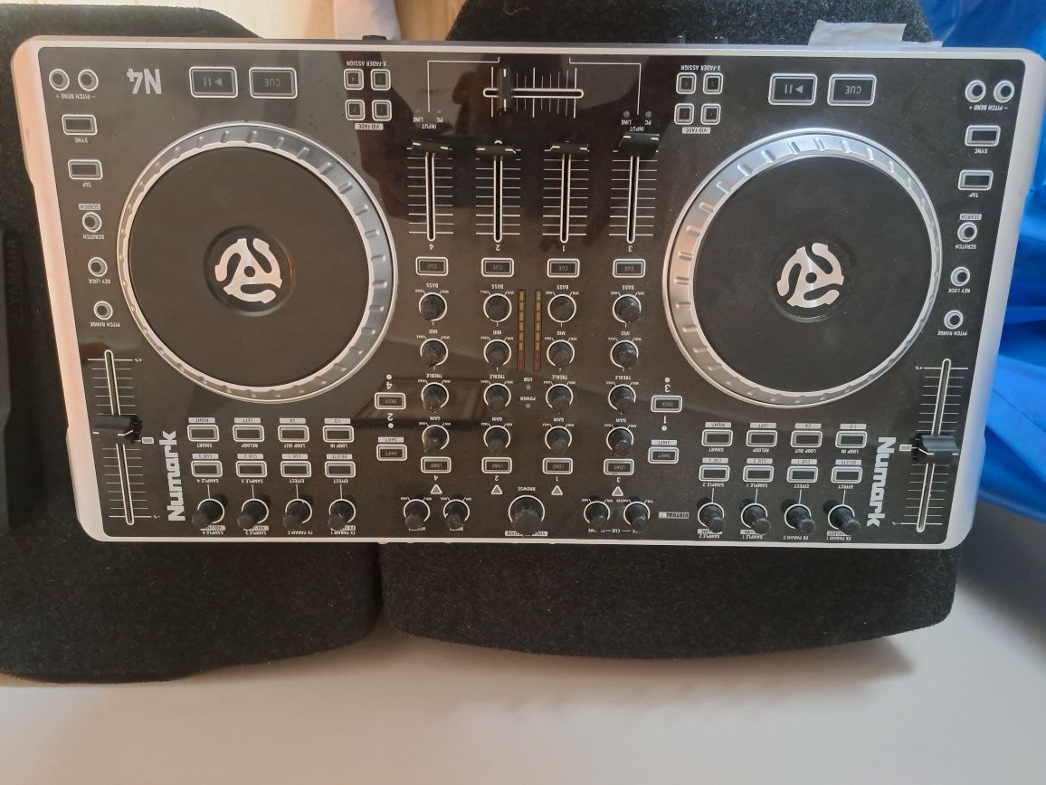 Kontroler Numark N4 konsola