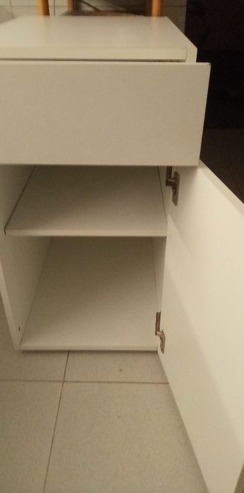 Móvel branco com gaveta