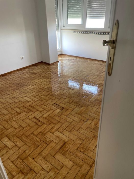 Afagamento / Envernizamento de Pavimento em Taco / Madeira Maciça