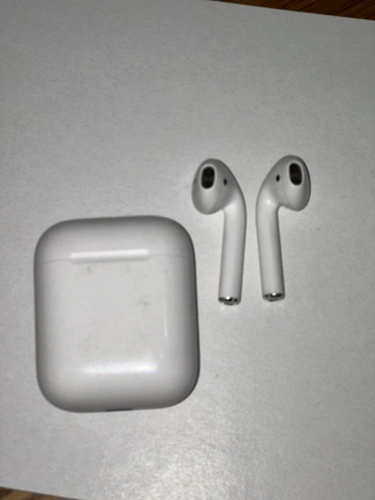 Airpods 2 with chargiing case 2031 2032