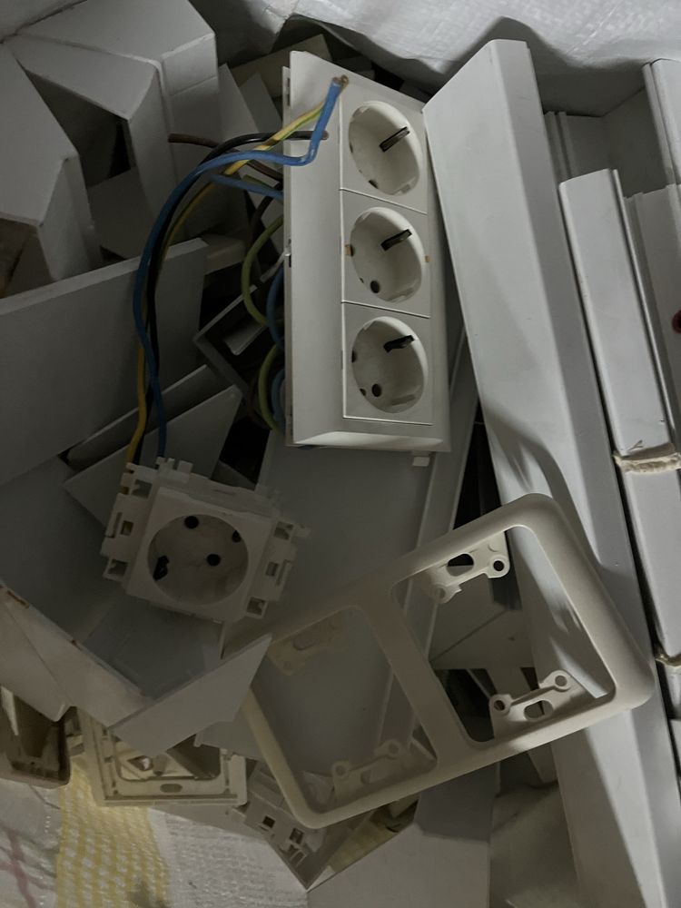 Calha tecnica com tomadas e fios
