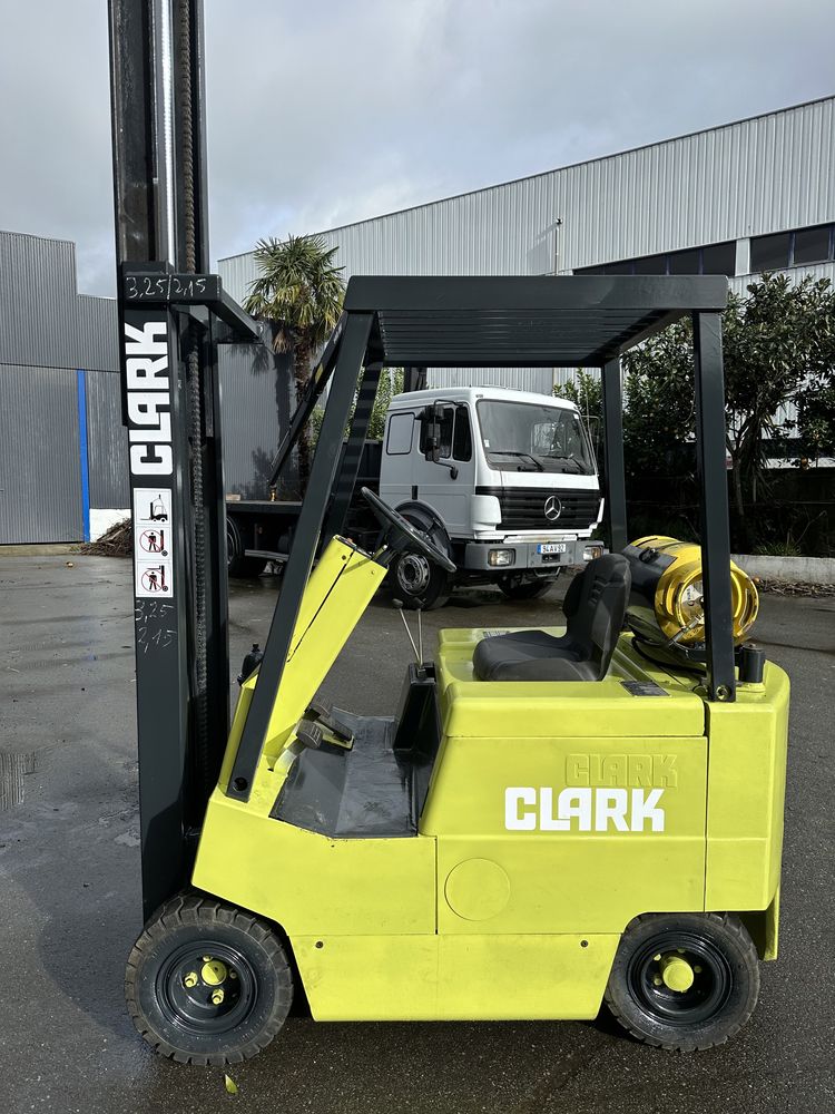 Empilhador Clark gas de 1500 Kgrs