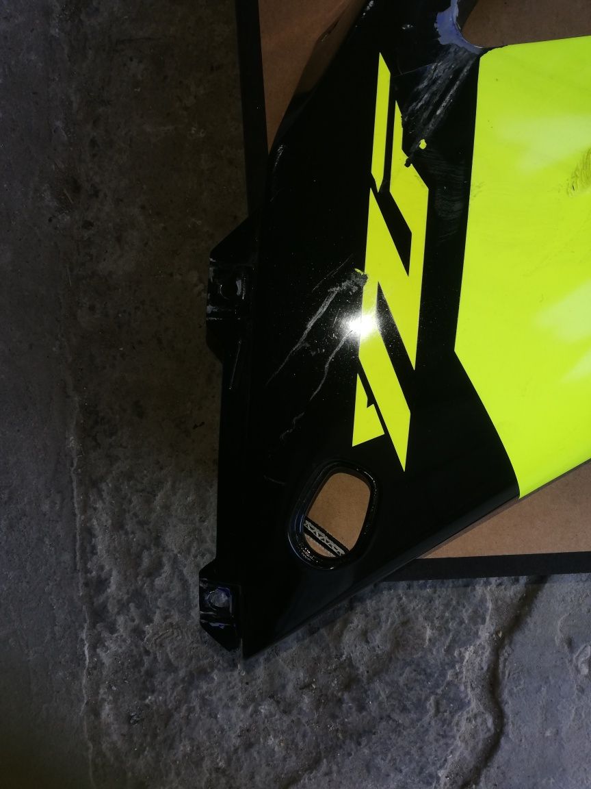 Yamaha R1 rn 04 bok owiewka lewa plug