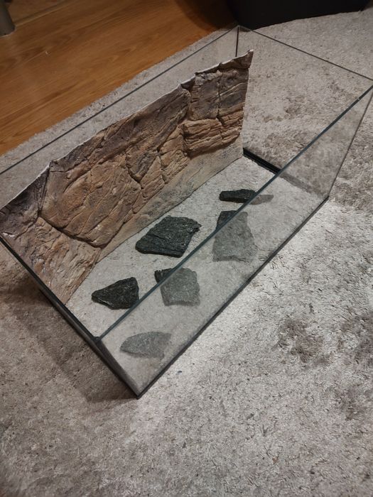 Akwarium  60L szczelne, tło ,kamienie