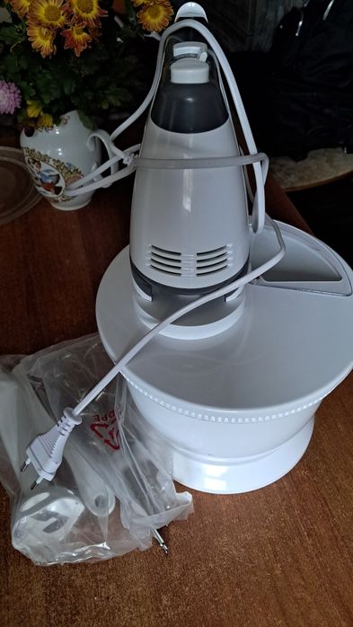 Кухонный миксер с насадками