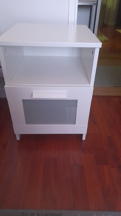Mesa cabeceira ikea nova .Comprei mas não  cabe onde quero
