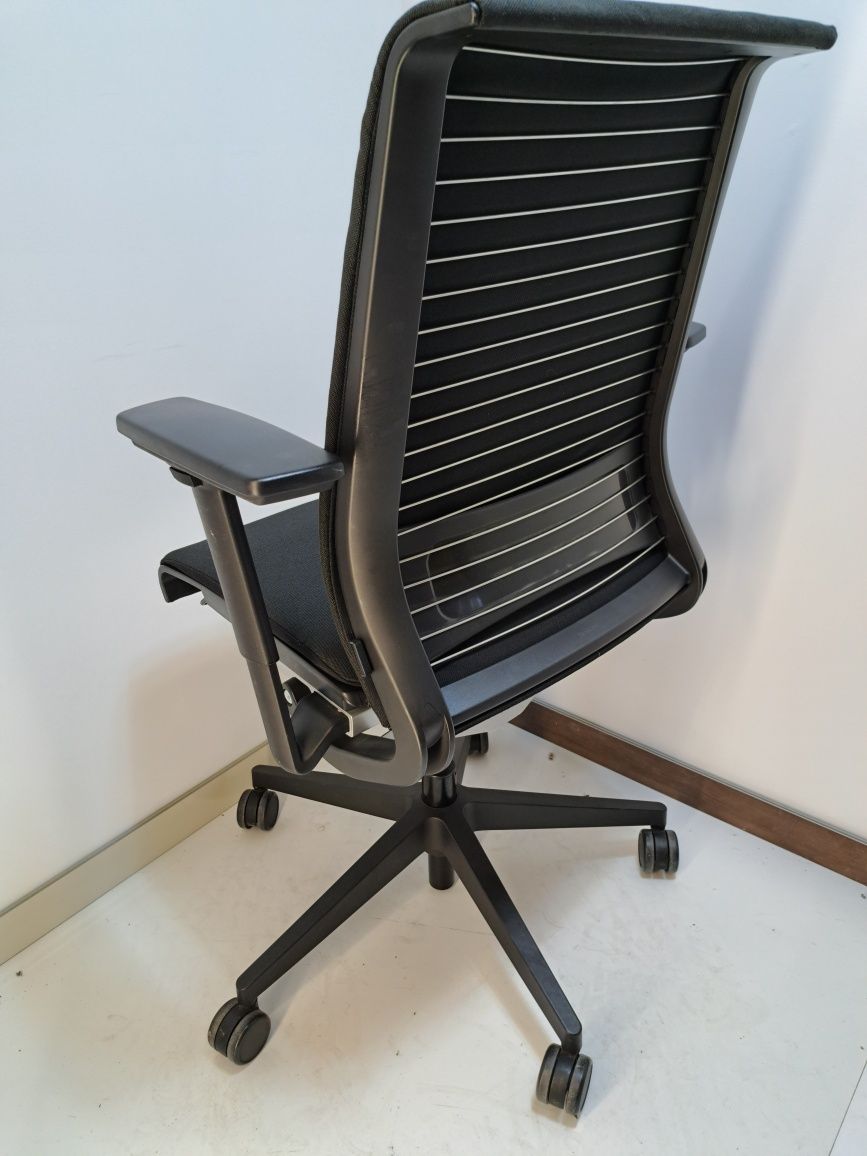 Fotel biurowy obrotowy Steelcase Think czarny,