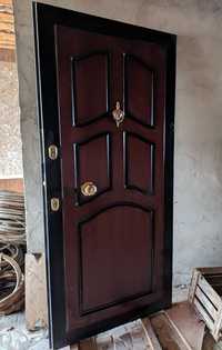 Дверь железная с деревянной отделкой