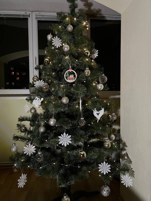 Штучна новорічна ялинка