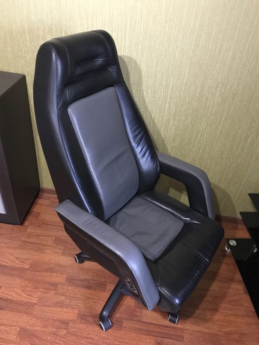Кресло офисное, кожаное, массажное.