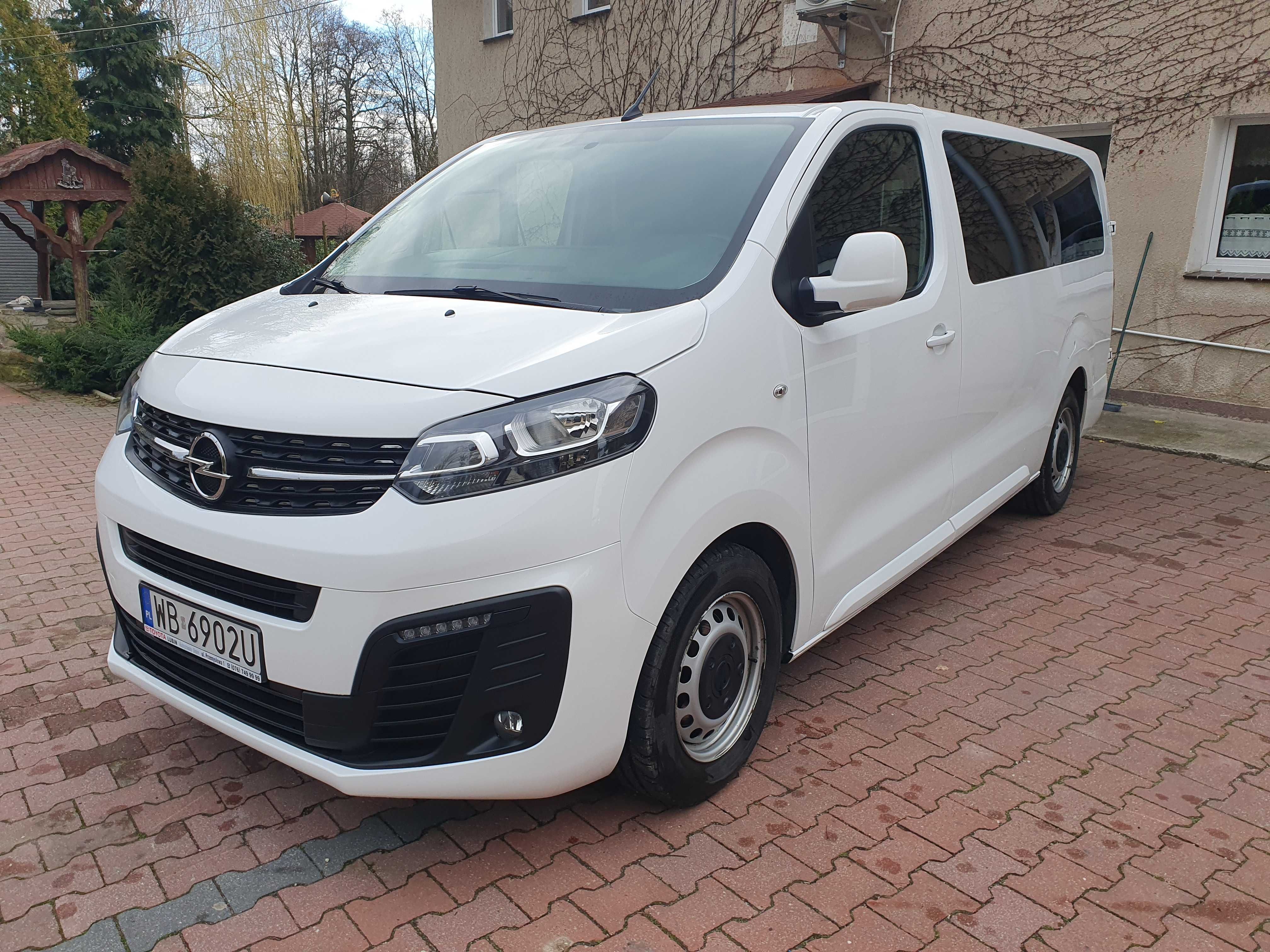 Wynajem busa 9-cio osobowego Opel Vivaro