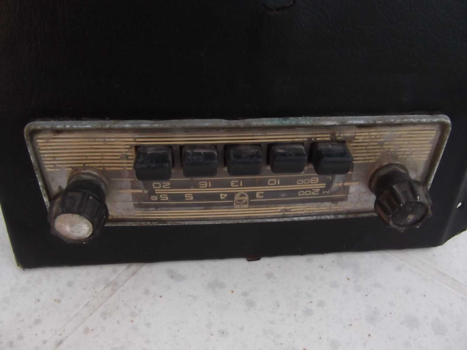 Rádio Philips de automóvel antigo de 1956 a funcionar