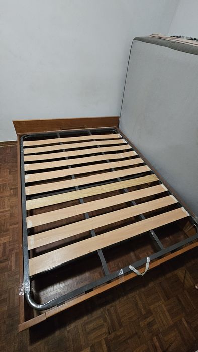 Cama sommier com arrumação