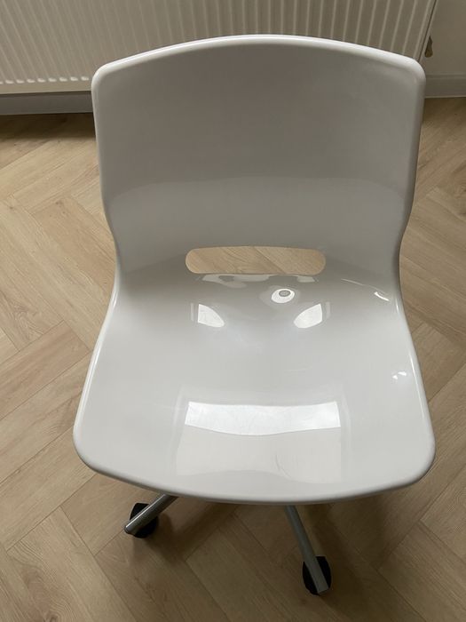 Obrotowe, plastikowe, białe krzeslo IKEA