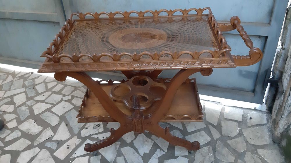 Mesinha de apoio tipo bar para sala