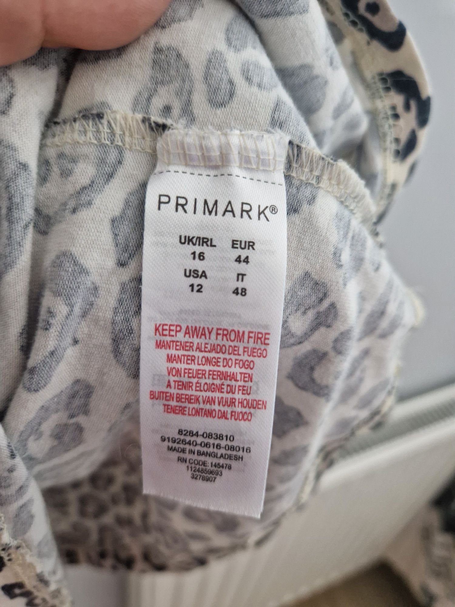 Sukienka firmowa w modną panterke