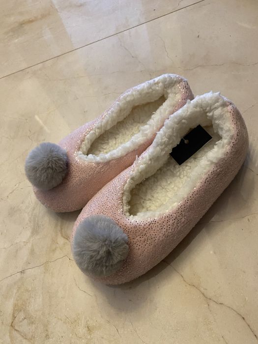 Nowe kapcie z pomponem prezent