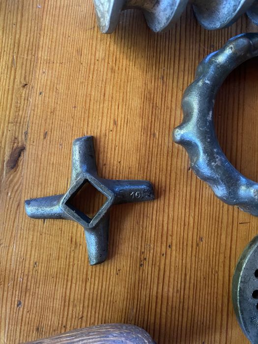 Чугунная ручная мясорубка BONA Германия старинная