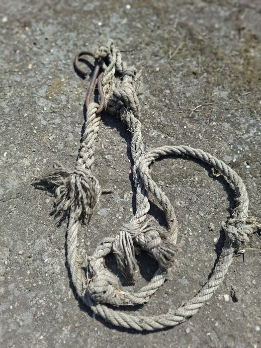 Lina z metalowym hakiem