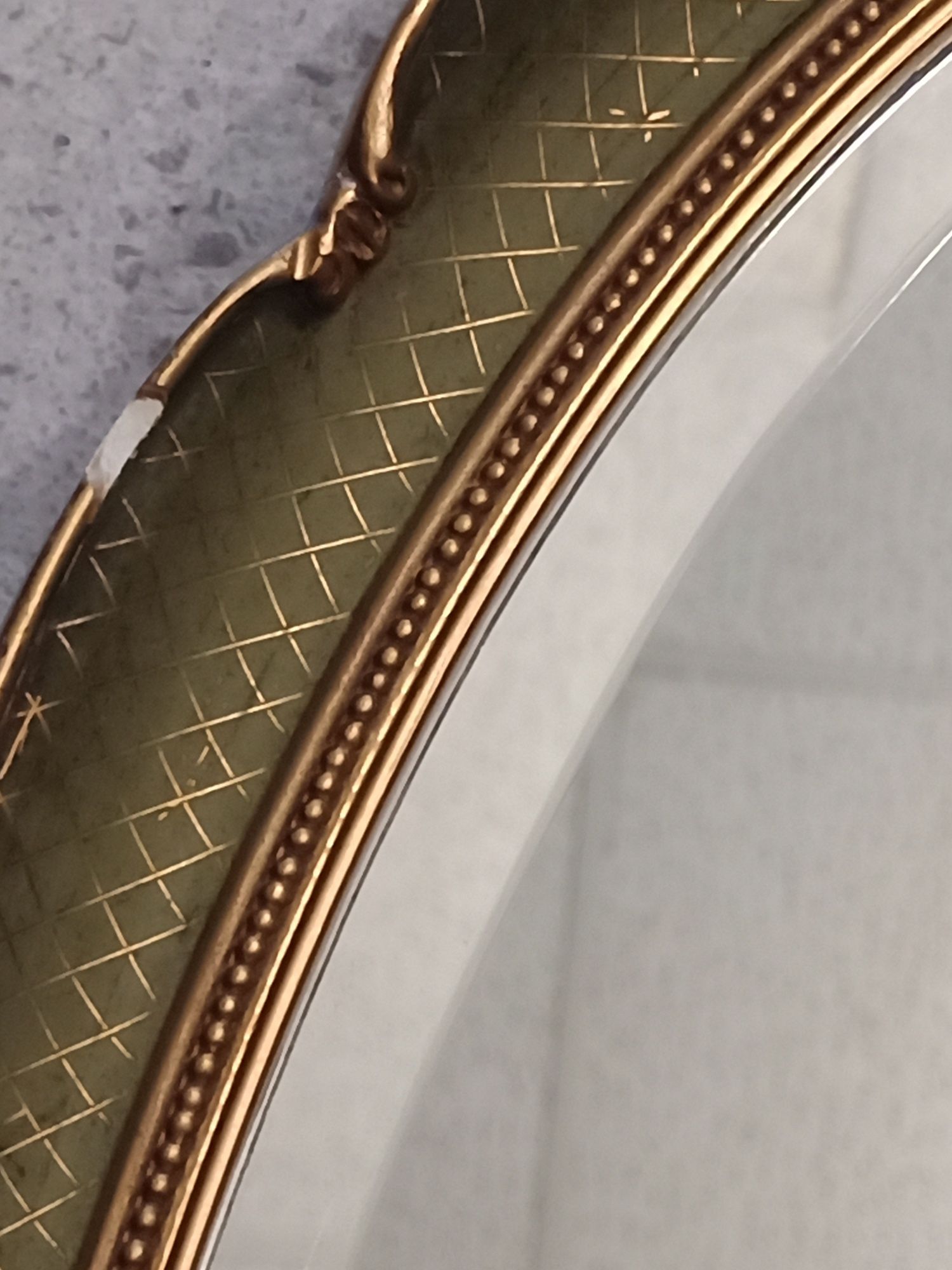 Espelho oval biselado antigo com moldura em dourado e verde velho