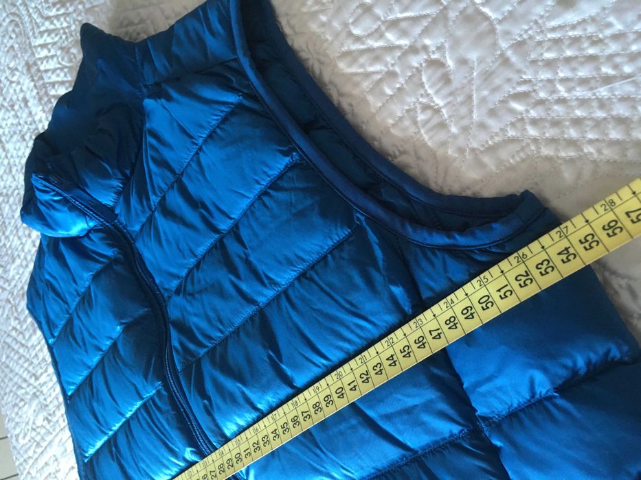 Colete Uniqlo de penas Ultra Light Down, azulão, M (A ESTREAR )