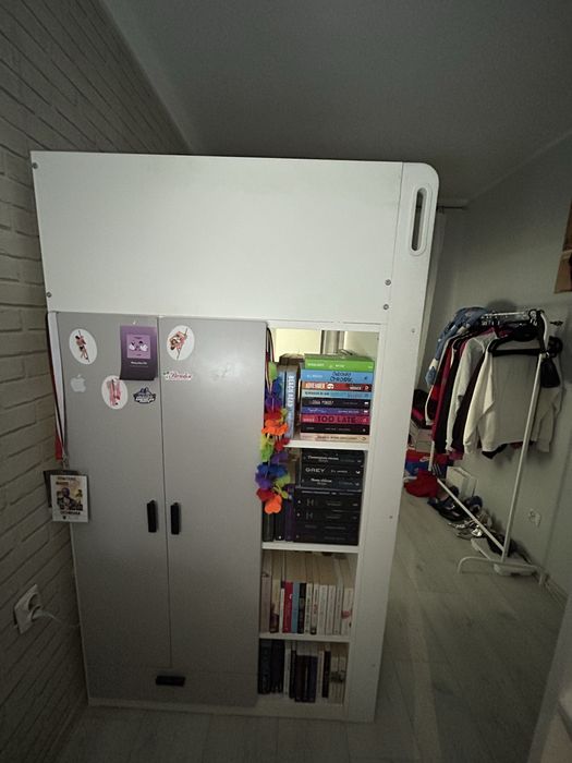 SMÅSTAD Łóżko na antresoli, biało-szare z biurkiem, szafą i 4 półkami