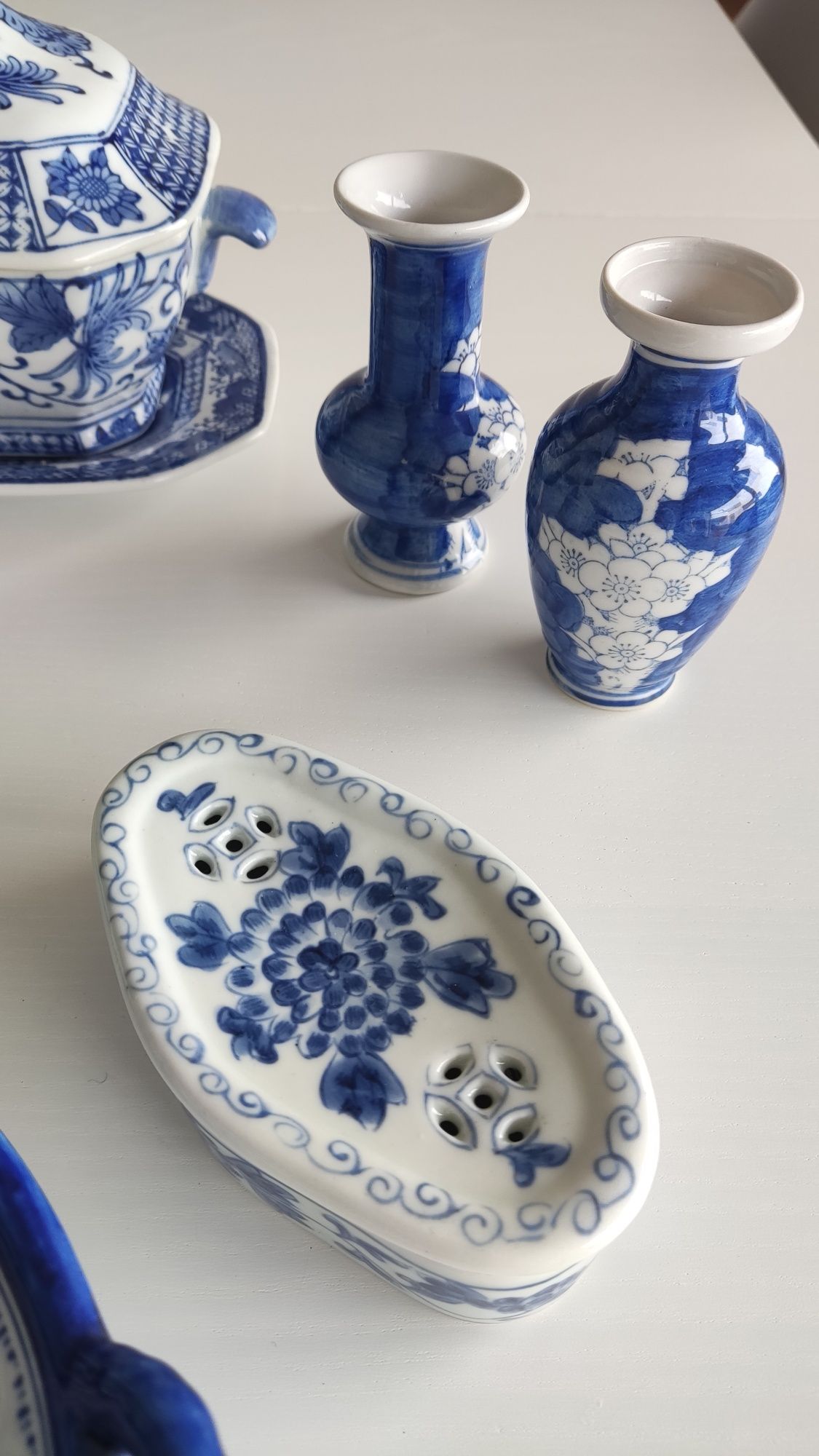 Conjunto de peças de porcelana em azul