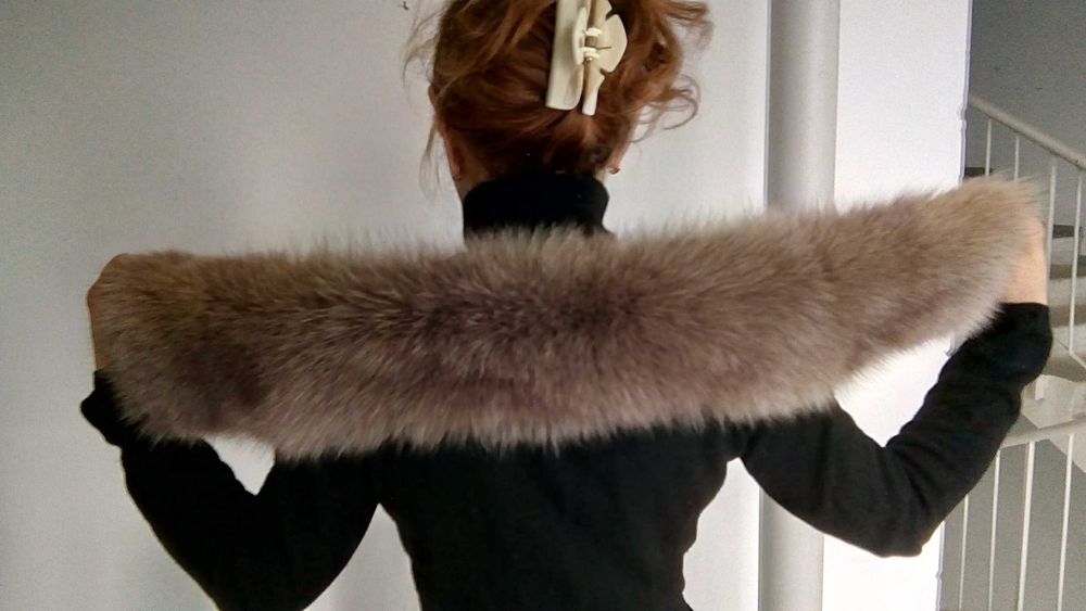 Меховой воротник.