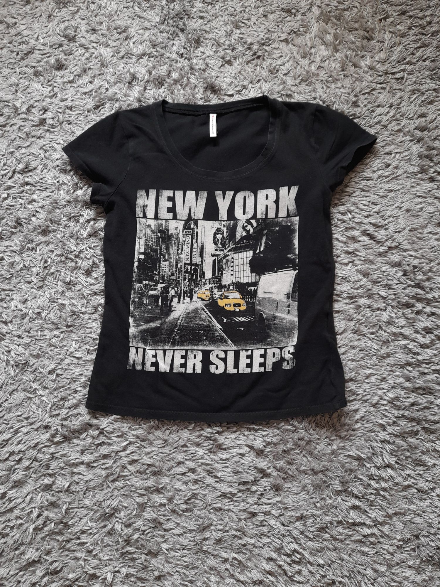 Czarna koszulka z nadrukiem New York. Rozmiar M. fish3one