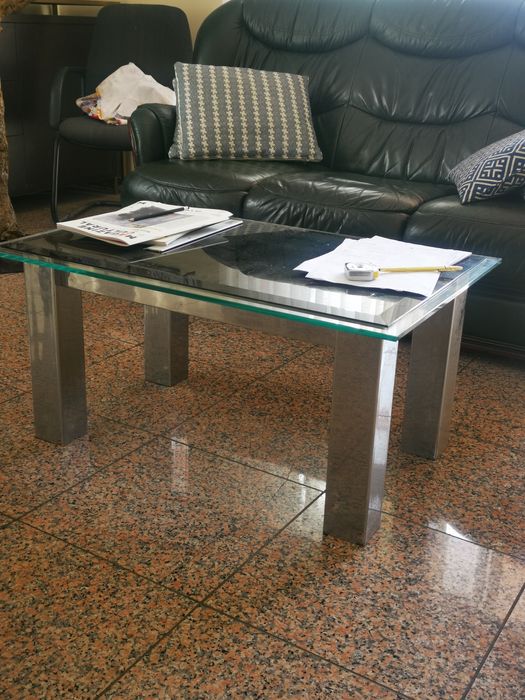 Vendo mesa de sala de jantar em aço cromado com tampo em vidro duplo
