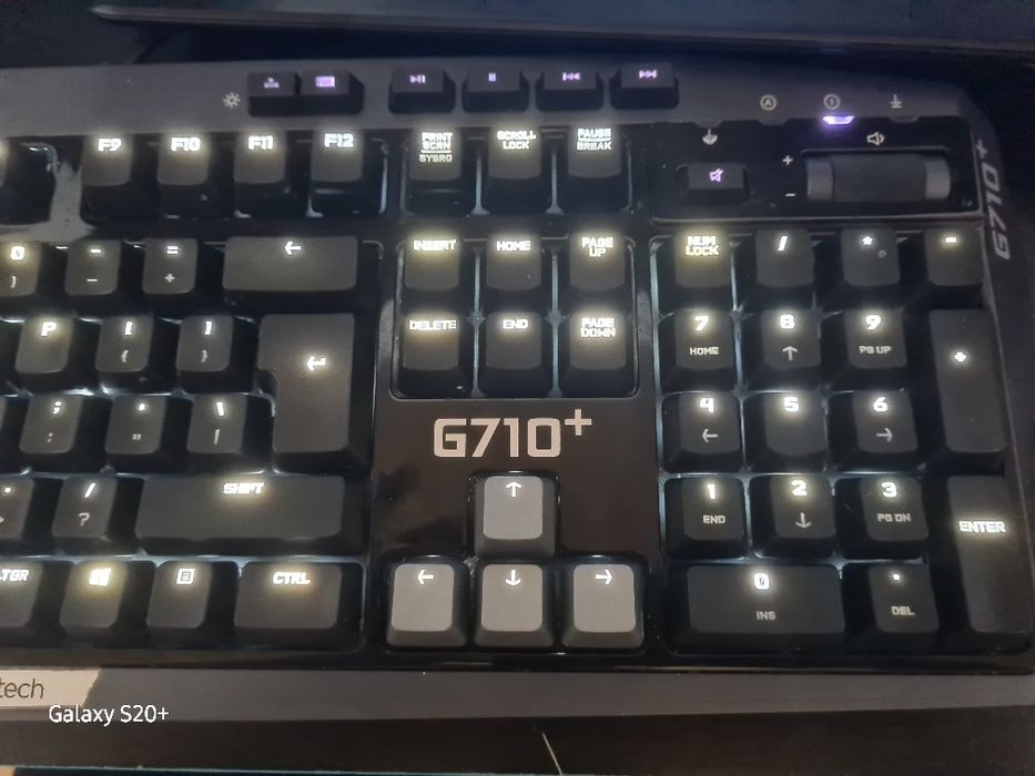 Teclado logitech G710+