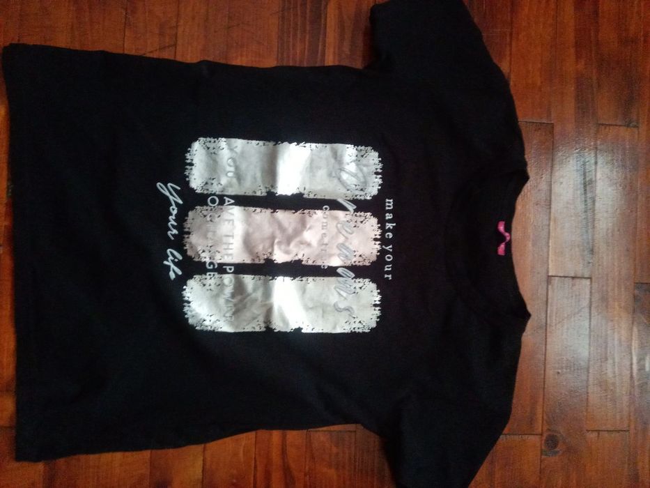 Футболка чорна з блискучими полосками