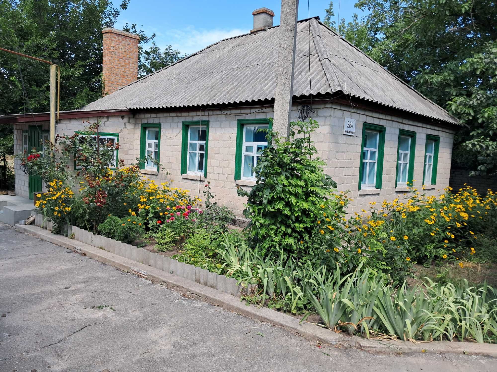 Чудова садиба з невеличким будинком