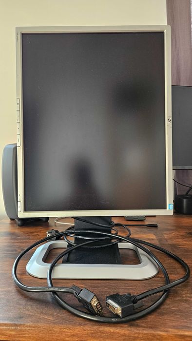 Monitor 19" HP LP1965 pivot używany, z kablami, sprawny