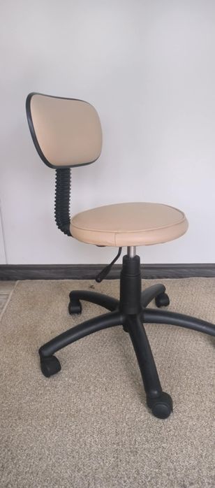 Taboret fotel kosmetyczny z oparciem