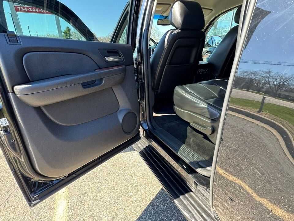 2014 Chevrolet Suburban LT 4x4 4dr SUV