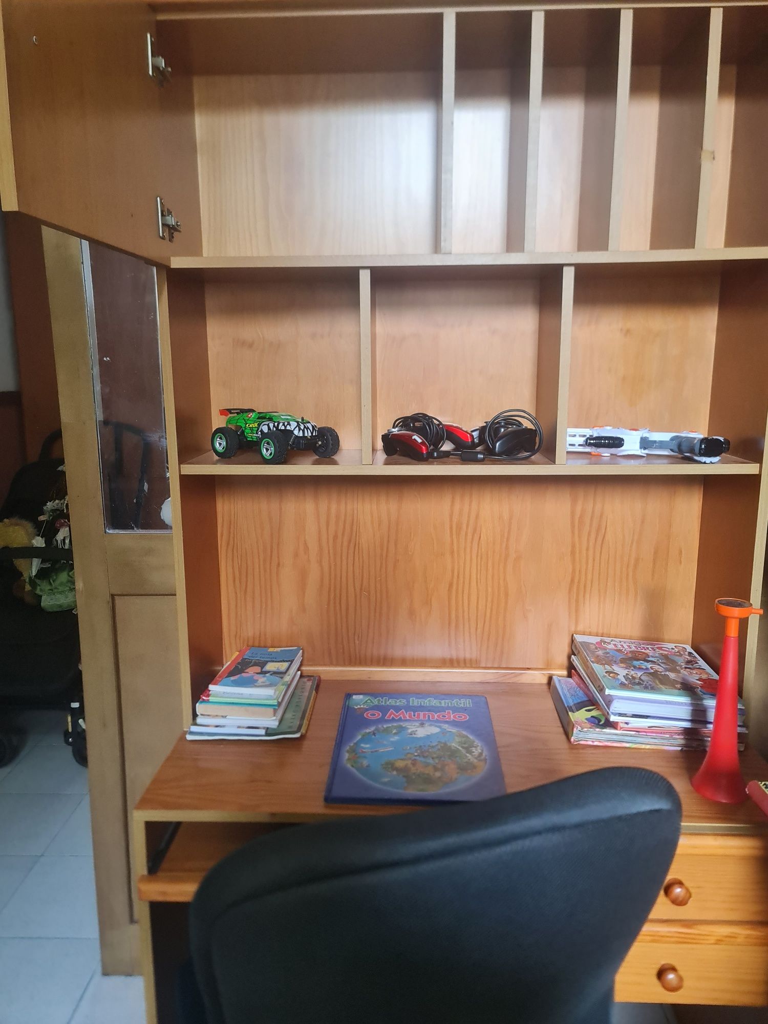 Vendo secretária com cadeira