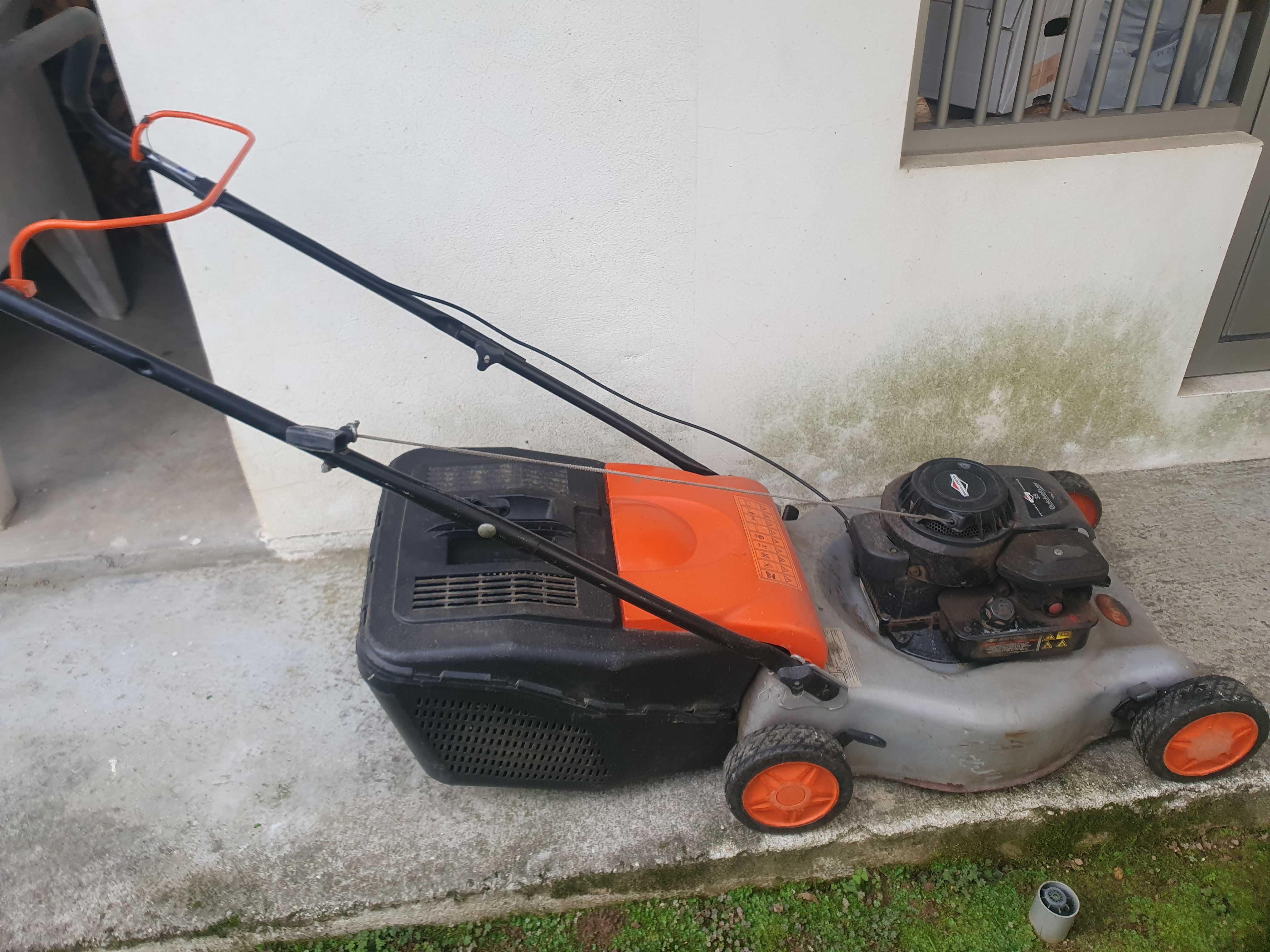 Máquina Cortar Relva a Gasolina Briggs & Stratton