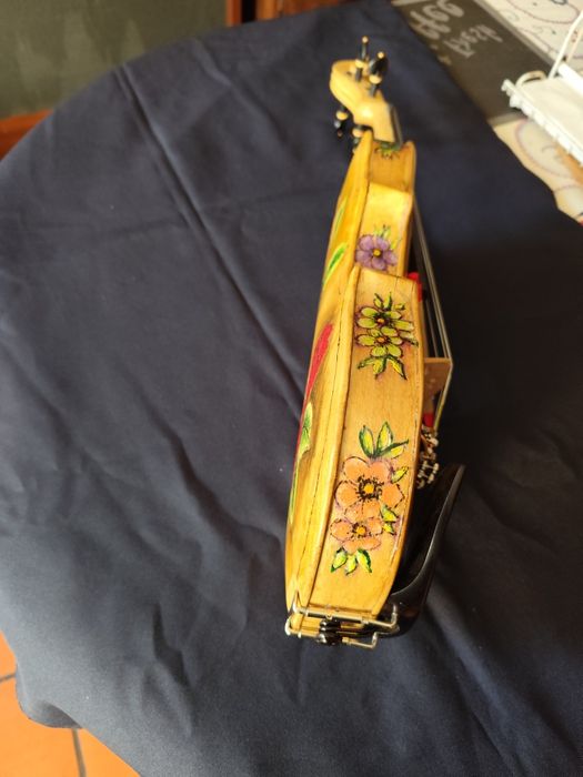 Violino de grande qualidade e decoração a óleo!